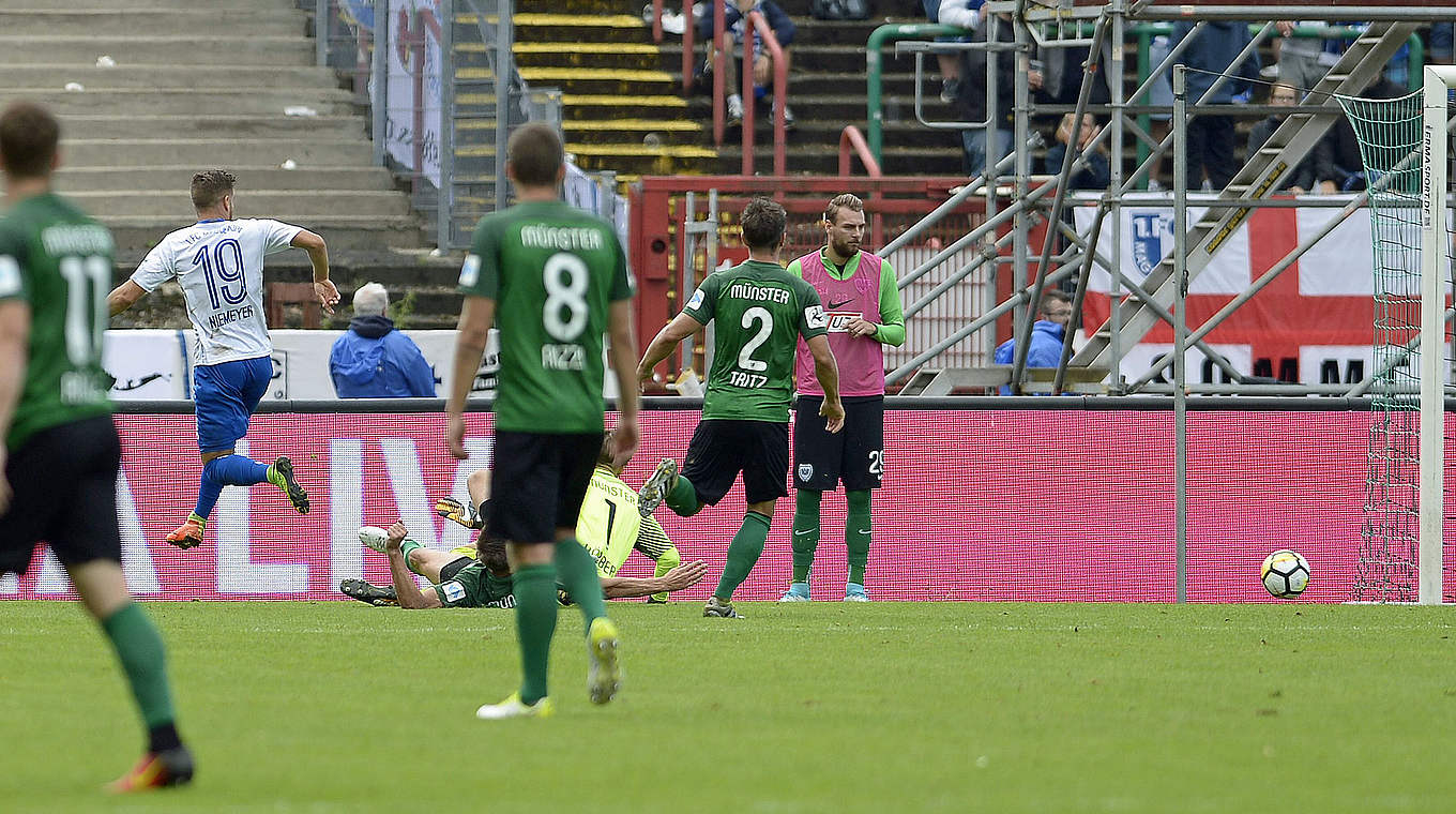 Entscheidung im Hinspiel: Michel Niemeyer (l.) trifft zum Magdeburger Sieg in Münster © imago/Nordphoto