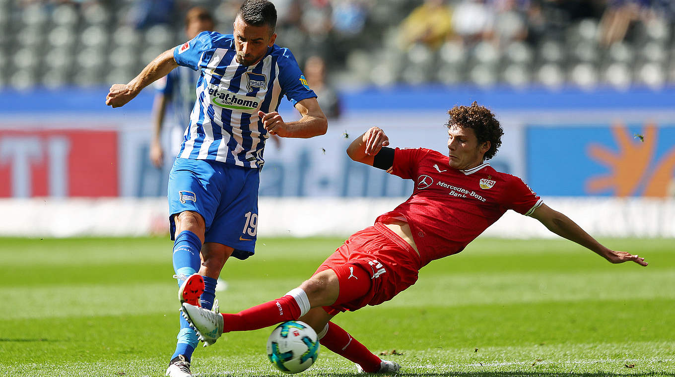 Opening with a home win: Vedad Ibisevic (left) wins the ball for Hertha against Stuttgart © 2017 Getty Images