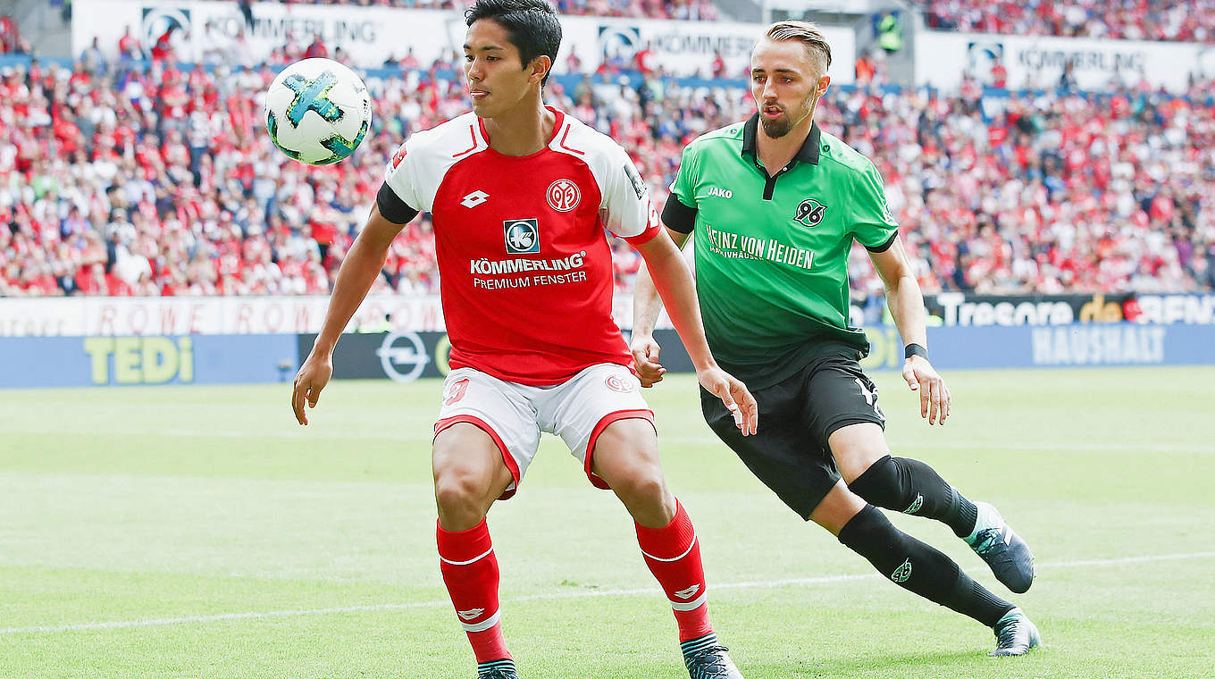 Yoshinori Muto (left) misses a chance for FSV Mainz 05, who lose their opener at home © 2017 Getty Images