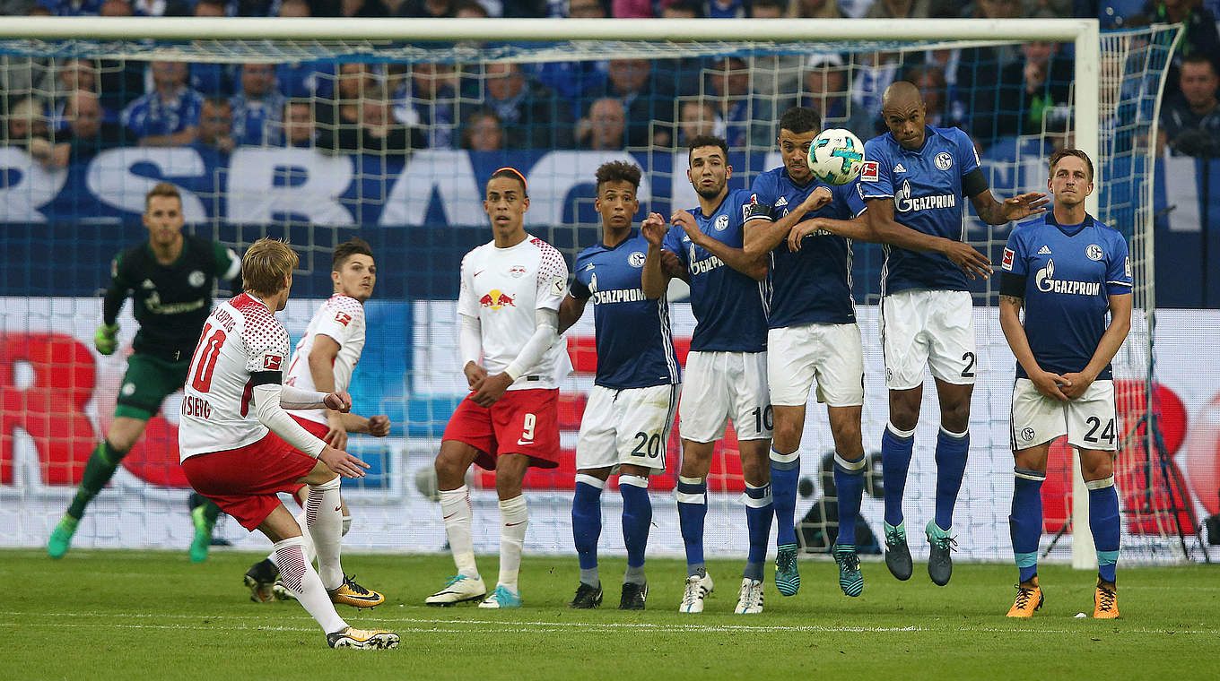 Ruhender Ball: Leipzigs Emil Forsberg (2.v.l.) versucht sich beim direkten Freistoß © 2017 Getty Images