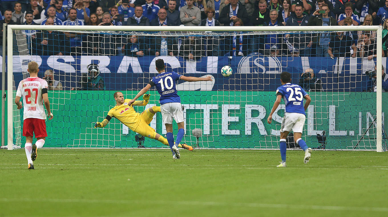 Führungstor auf Schalke: Nabil Bentaleb (Nr. 10) trifft vom Elfmeterpunkt © 2017 Getty Images