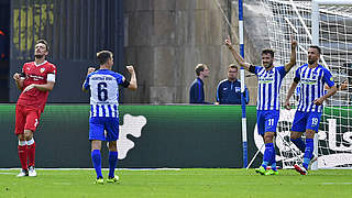 Doppelpack im ersten Spiel: Herthas Mathew Leckie (2.v.r.) gegen Stuttgart © AFP/Getty Images