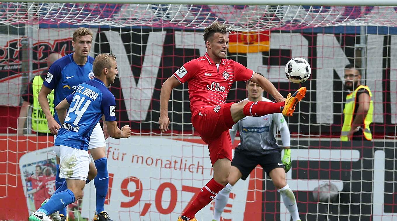 Auf verlorenem Posten: Würzburg und Ademi (v.) gegen unterliegen Rostock klar mit 0:4 © foto2press