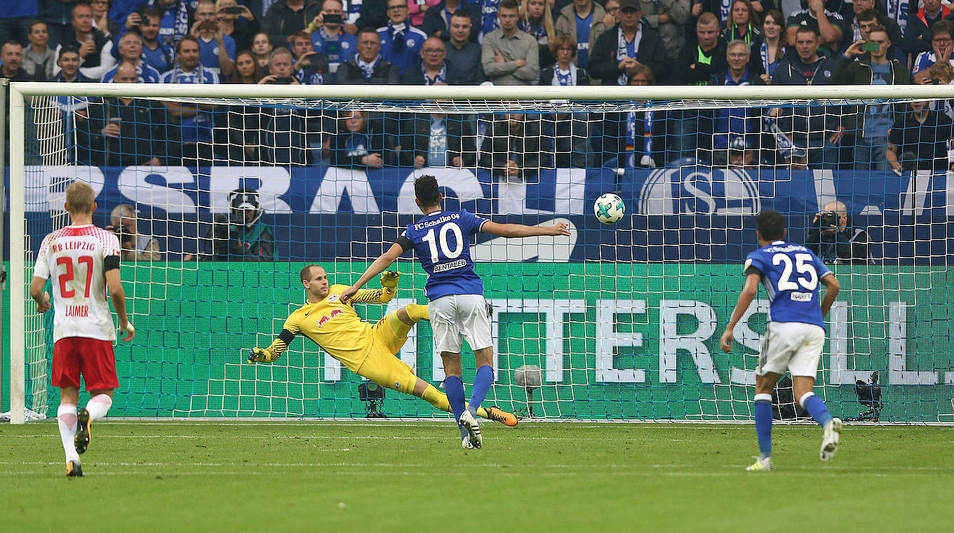 Nabil Bentaleb brachte die Gastgeber auf die Siegerstraße: Der Algerier verwandelt einen Foulelfmeter zum 1:0 (44.). © 2017 Getty Images