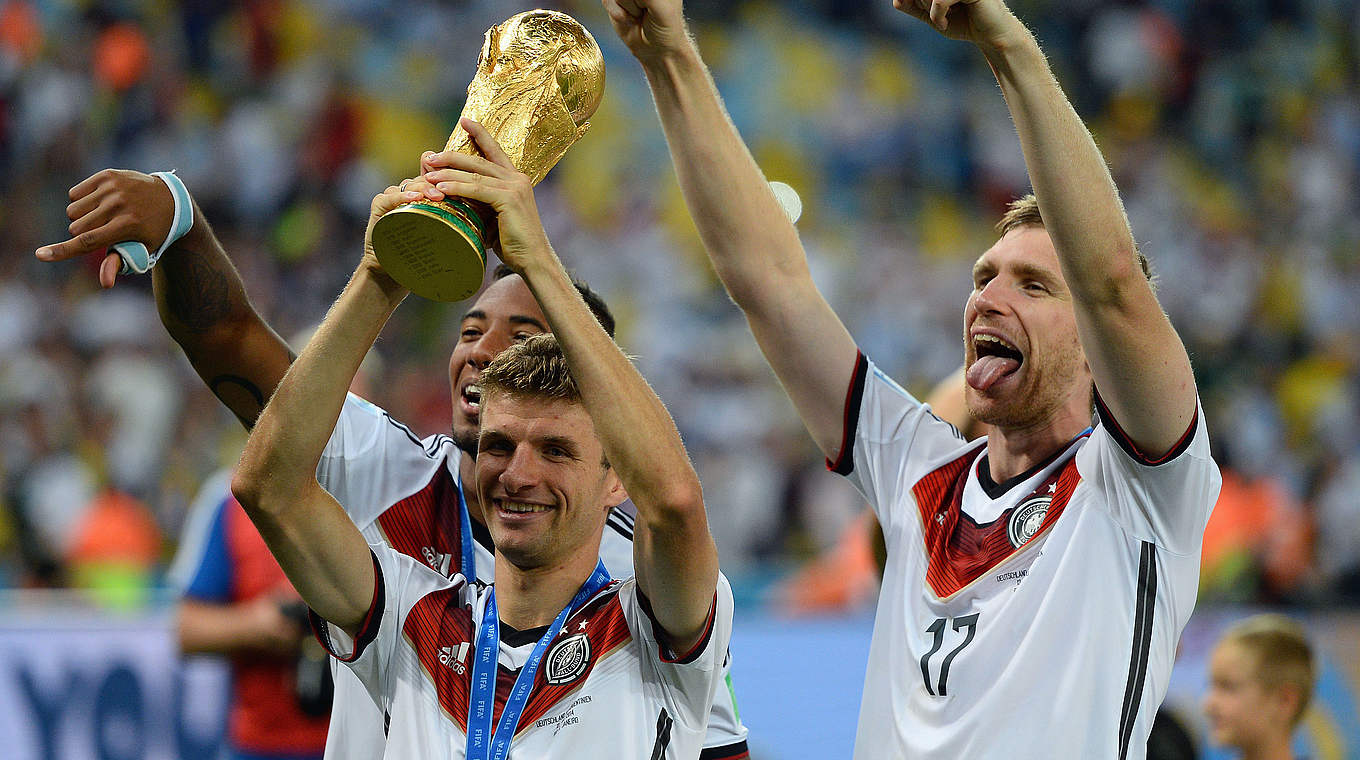 Sechs Jahre nach dem Debüt in der 3. Liga: Thomas Müller (M.) wird Weltmeister 2014 © 2014 Getty Images