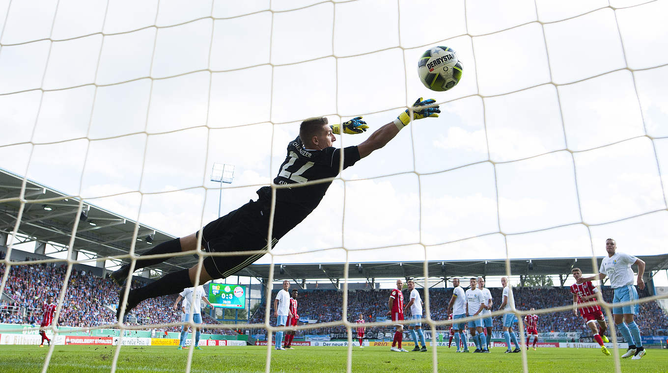 Chancenlos - Kevin Kunz hat beim Freistoß von Franck Ribery nur das Nachsehen: Die Bayern erhöhen auf 4:0 © This content is subject to copyright.