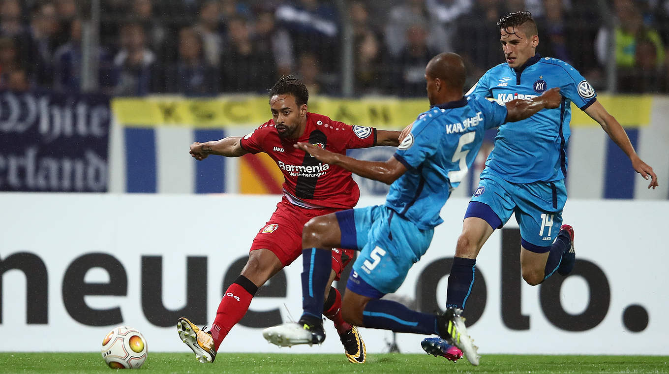 Leverkusen gastiert beim Karlsruher SC: Kaum ein durchkommen für Karim Bellarabi (l.) und seine Kollegen © 2017 Bongarts/Getty Images
