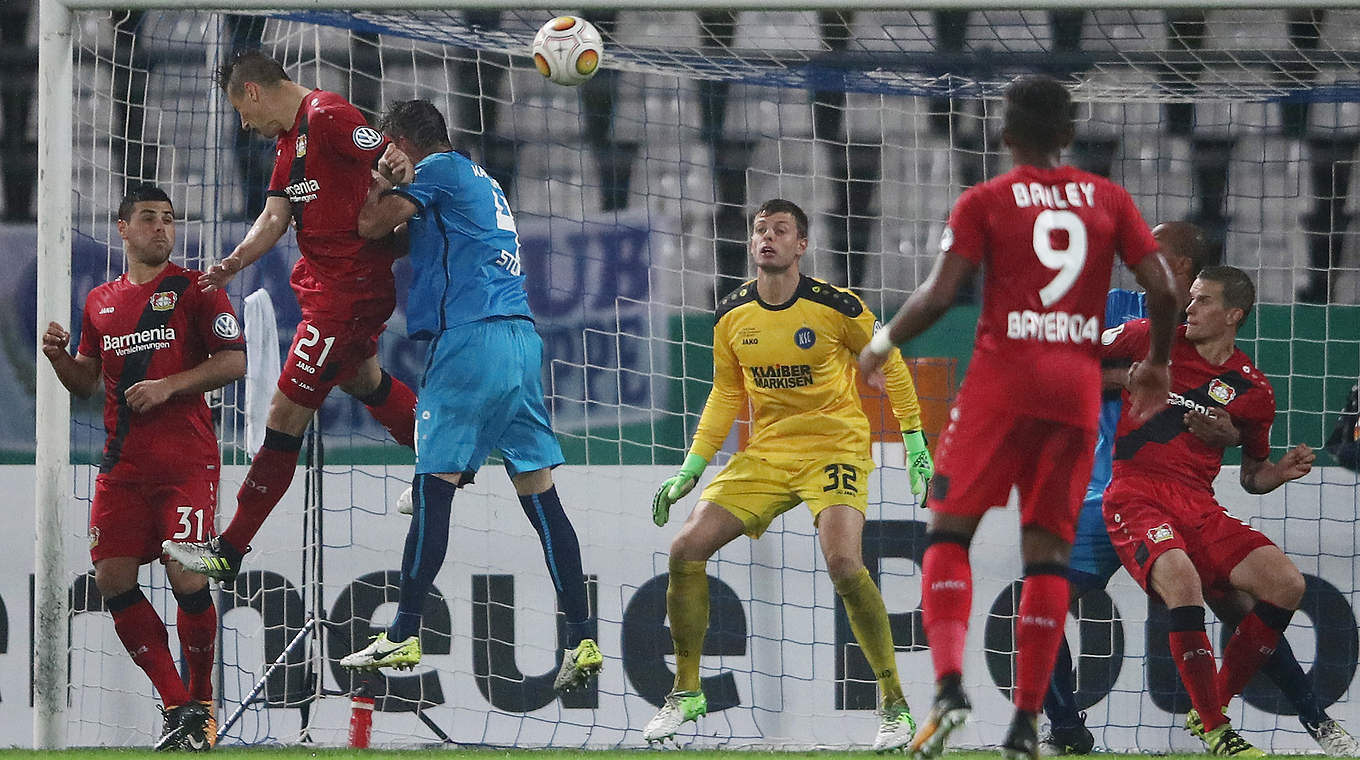 Nach einer Ecke kann sich Leverkusens Kohr (2. v. l.) durchsetzen und erzielt in der Verlängerung die 1:0-Führung der Rheinländer © 2017 Bongarts/Getty Images