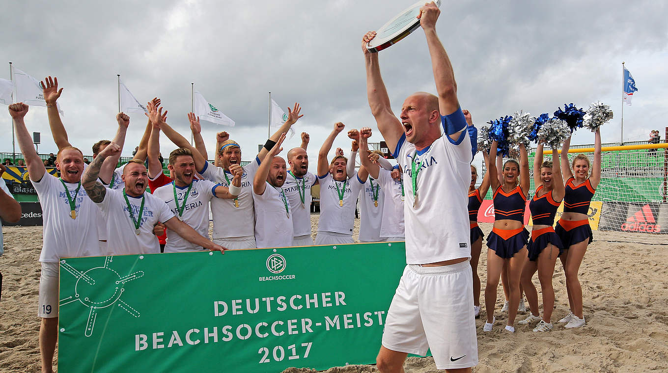 Großer Jubel in Warnemünde: Die Rostocker Robben sind zum zweiten Mal Deutscher Beachsoccer-Meister  © 2017 Getty Images