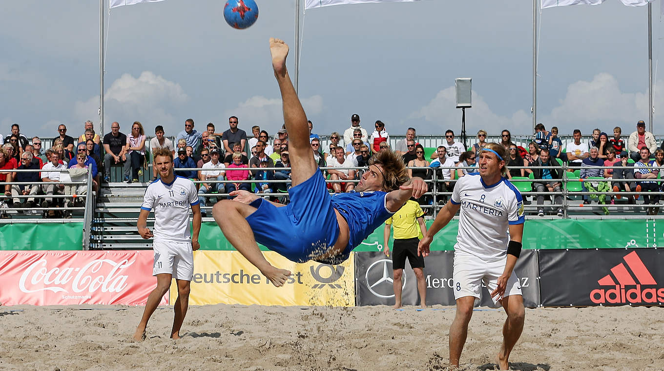 Gute Haltungsnoten: Berlins Joel Nisslein (M.) nimmt den Ball in der Luft an © 2017 Getty Images