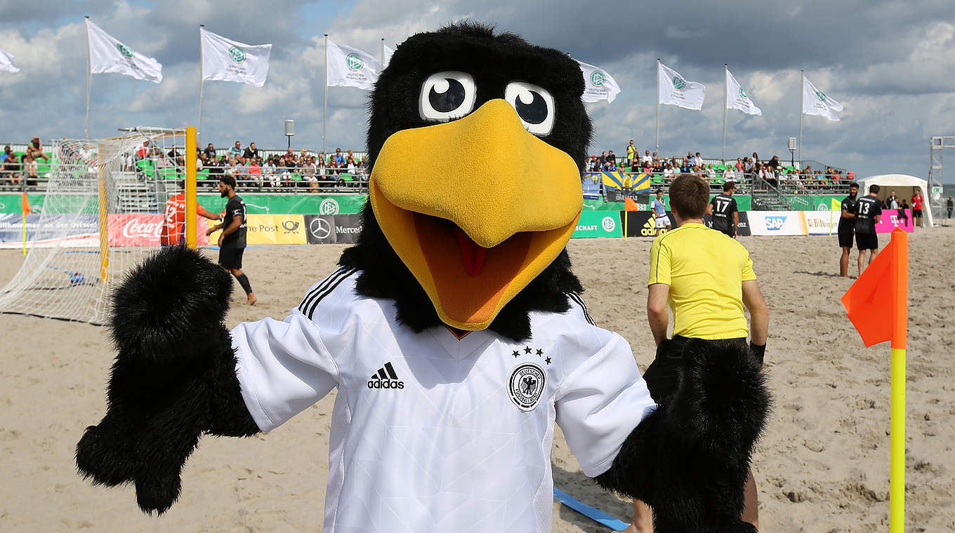 Ein toller Sport: DFB-Maskottchen Paule ist vom Beachsoccer begeistert © 2017 Getty Images