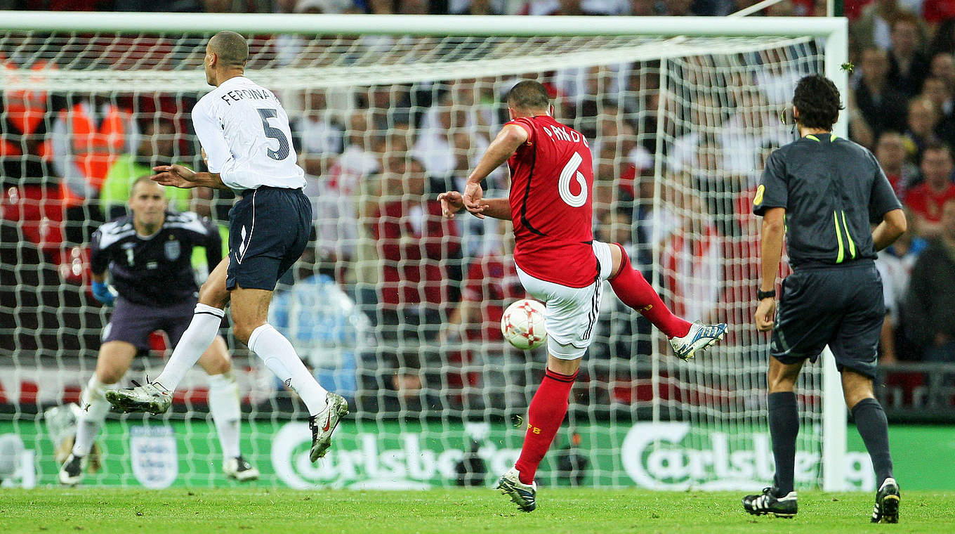 Schuss ins Glück: Christian Pander (2.v.r.) trifft in Wembley aus der Distanz © 2007 Getty Images