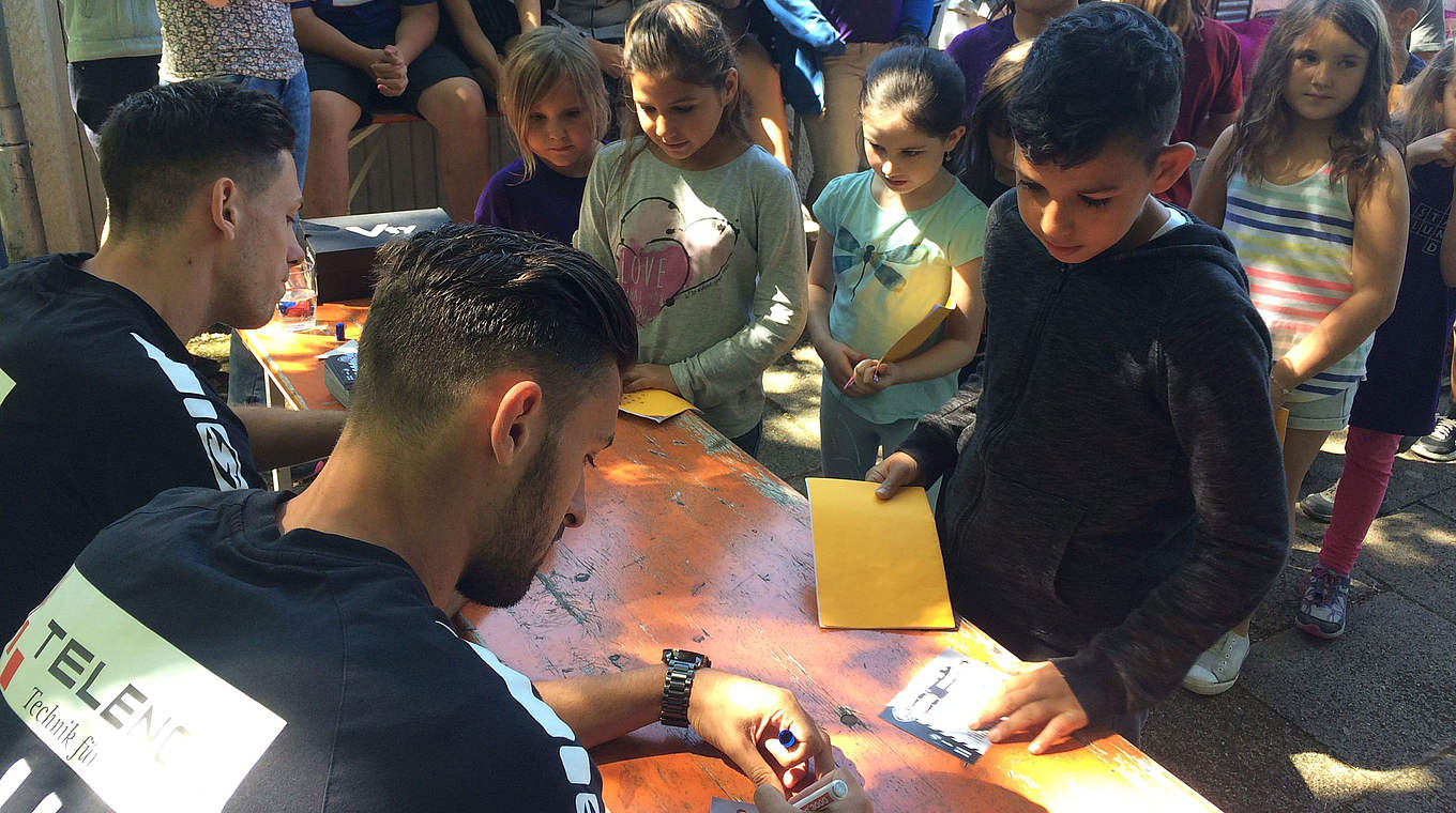 Autogramme für Kids: Torben Rehfeldt (r.) und Marcel Bär bei einer Ferienfreizeit © VfR Aalen