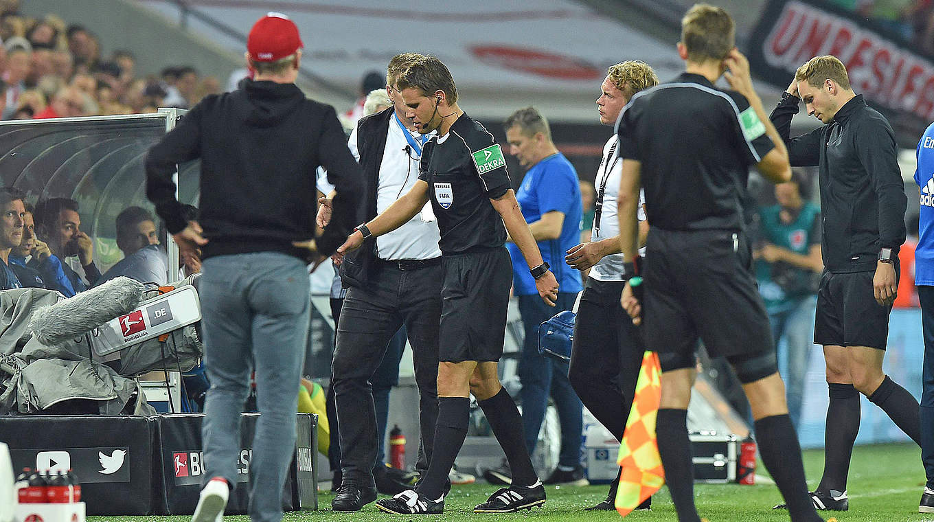 Verletzt vom Feld: FIFA-Schiedsrichter Dr. Felix Brych © imago/Revierfoto
