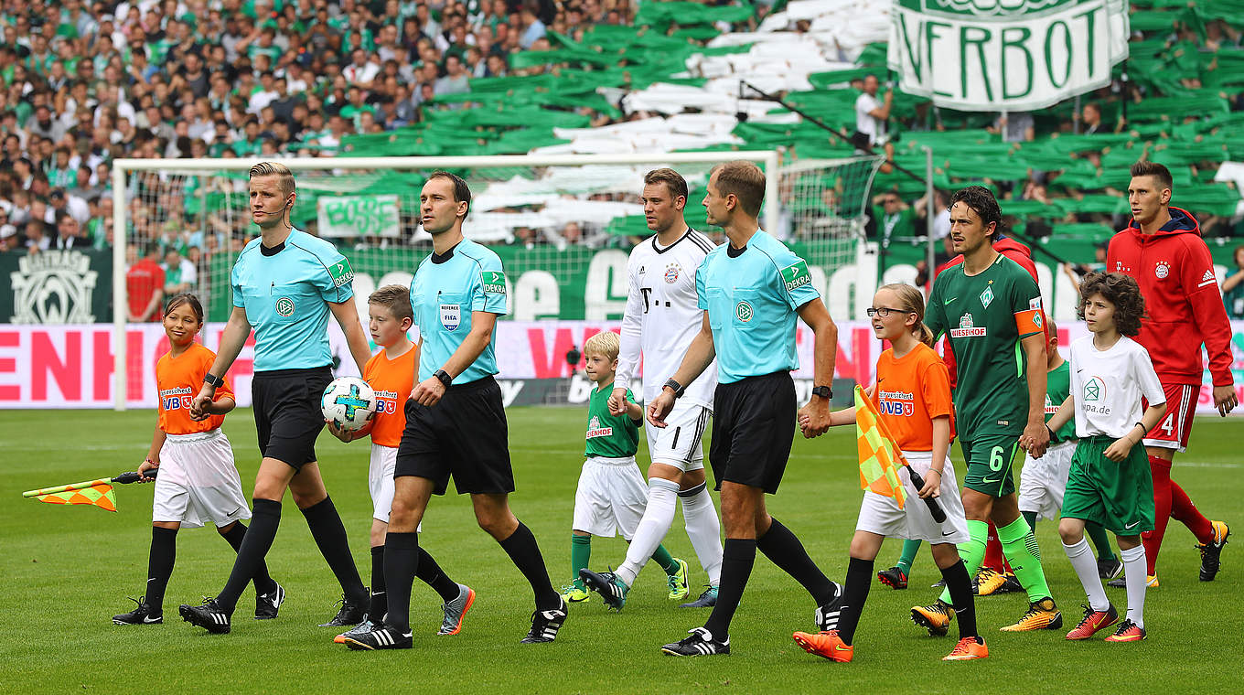 "Ich bin froh, dass ich wieder dabei bin": Neuer (M.) läuft mit Bayern in Bremen ein © 2017 Getty Images