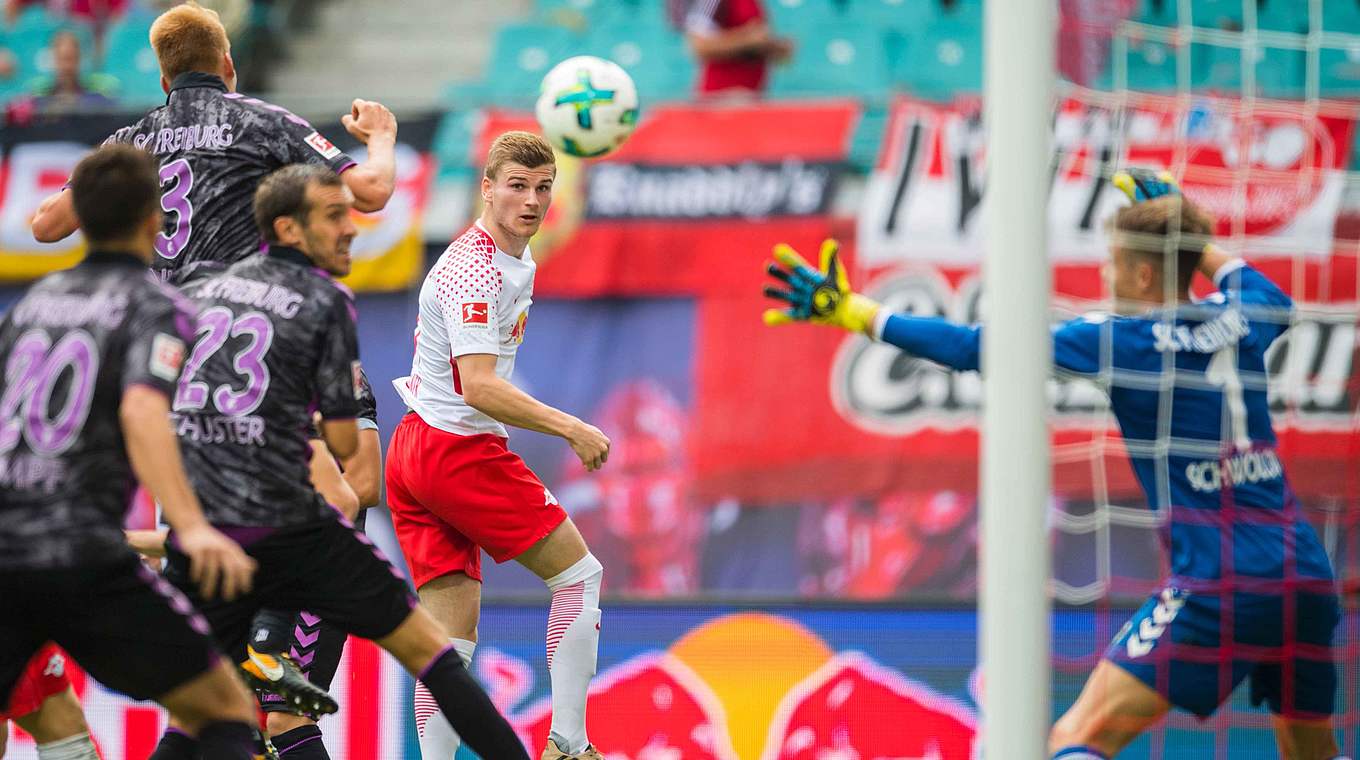 Perfekte Kopfballtechnik: Timo Werner (M.) sorgt für Leipzigs Ausgleich gegen Freiburg © 2017 Getty Images