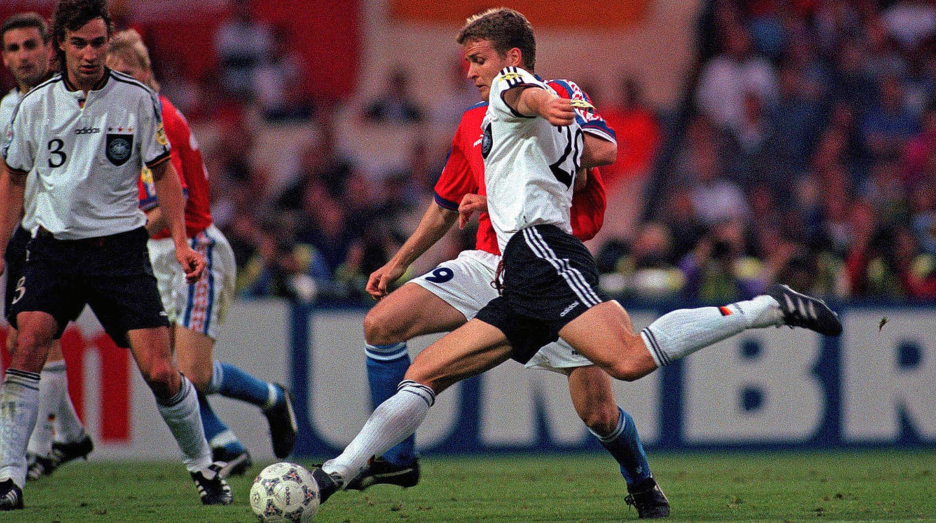 Golden Goal in London 1996: Oliver Bierhoff (v.) trifft zum EM-Triumph © Bongarts