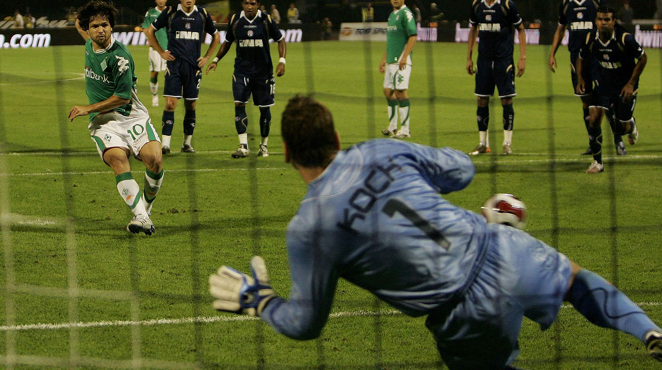 Nervenstark vom Punkt: Diego schießt Werder 2007 in Zagreb in die Champions League © 2007 Getty Images