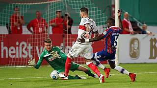 Im DFB-Pokal zeigte Torhüter Alexander Meyer eine starke Leistung gegen den VfB © imago