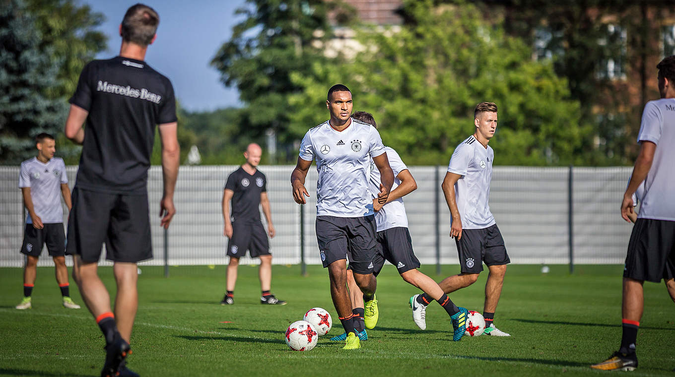 Tah (centre) as captain: "I am very proud that the boss has trusted me with this position" © DFB