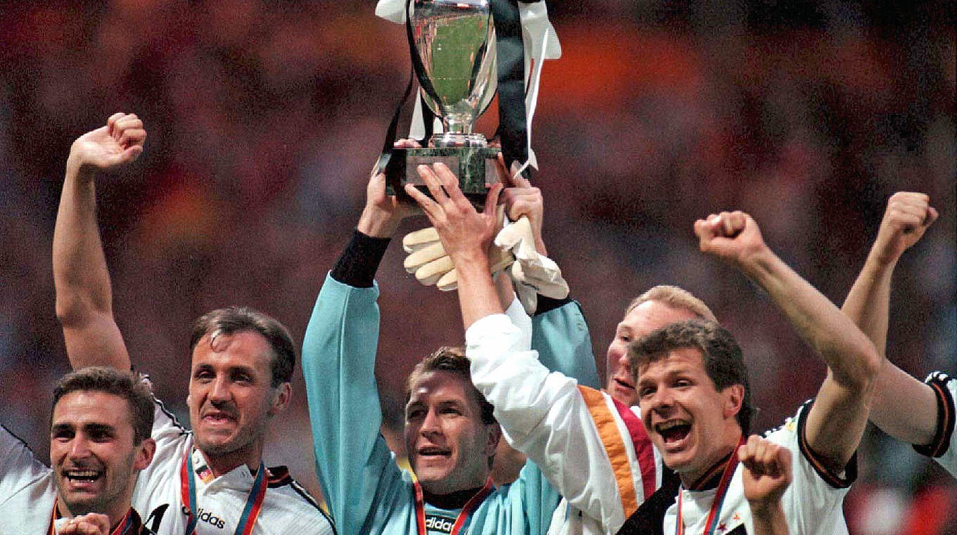 Europameister in England 1996: Möller (r.) feiert mit Kuntz, Kohler, Köpke und Eilts (v.l.) © Bongarts