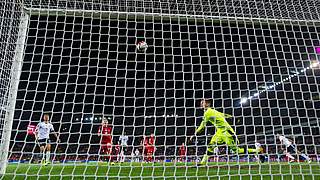 Der Siegtreffer: Hummels (r.) köpft in der Schlussphase mit starker Technik ein © 2017 Getty Images