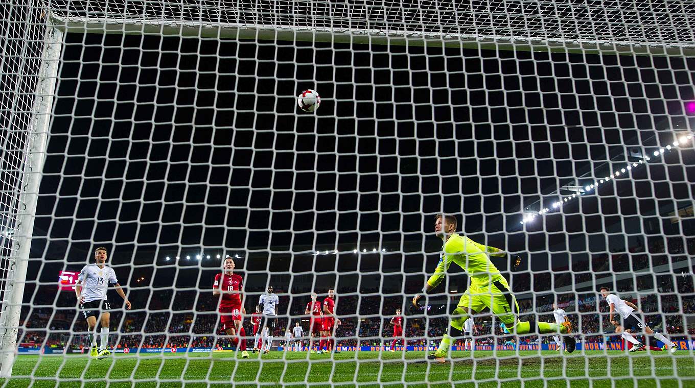 Der Siegtreffer: Hummels (r.) köpft in der Schlussphase mit starker Technik ein © 2017 Getty Images