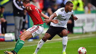 Muss verletzungsbedingt aus dem Teamquartier abreisen: Jonathan Tah (r.) © 2017 Getty Images