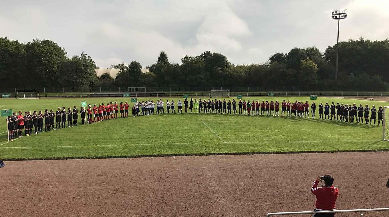 Aufstellung vor dem Start: Sechs Teams nehmen beim DFB-Ü 35-Frauen-Cup teil © DFB