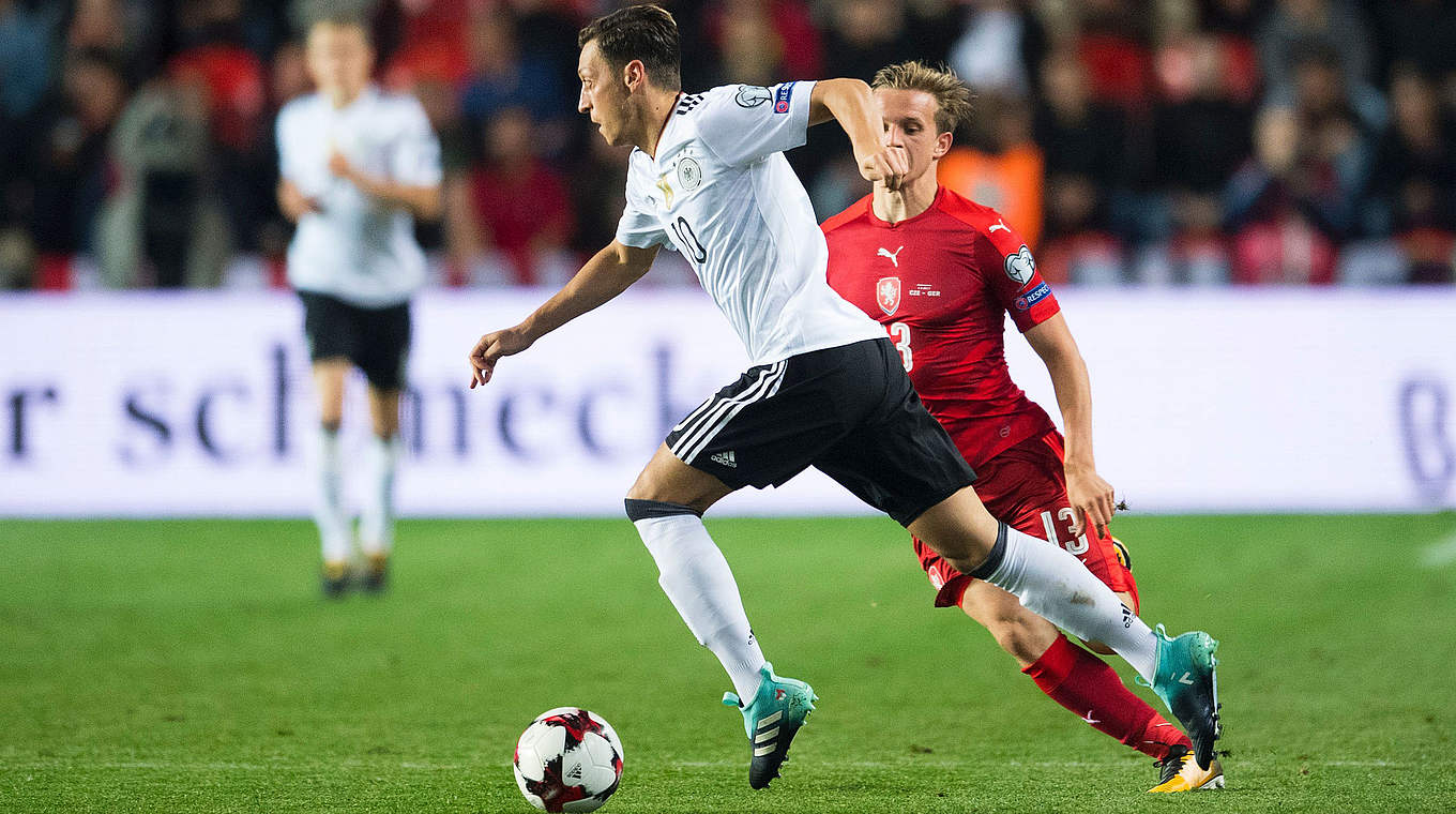 Voller Einsatz im zentralen Mittelfeld: Özil beim WM-Qualifikationsspiel in Tschechien © AFP/GettyImages