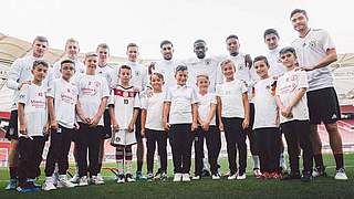 Besonderer Moment: Kinder des SV Vaihingen treffen das DFB-Team © © Philipp Reinhard, 2016
