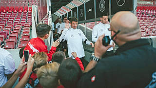 Nah dran an den Fans: Thomas Müller und Niklas Süle © DFB
