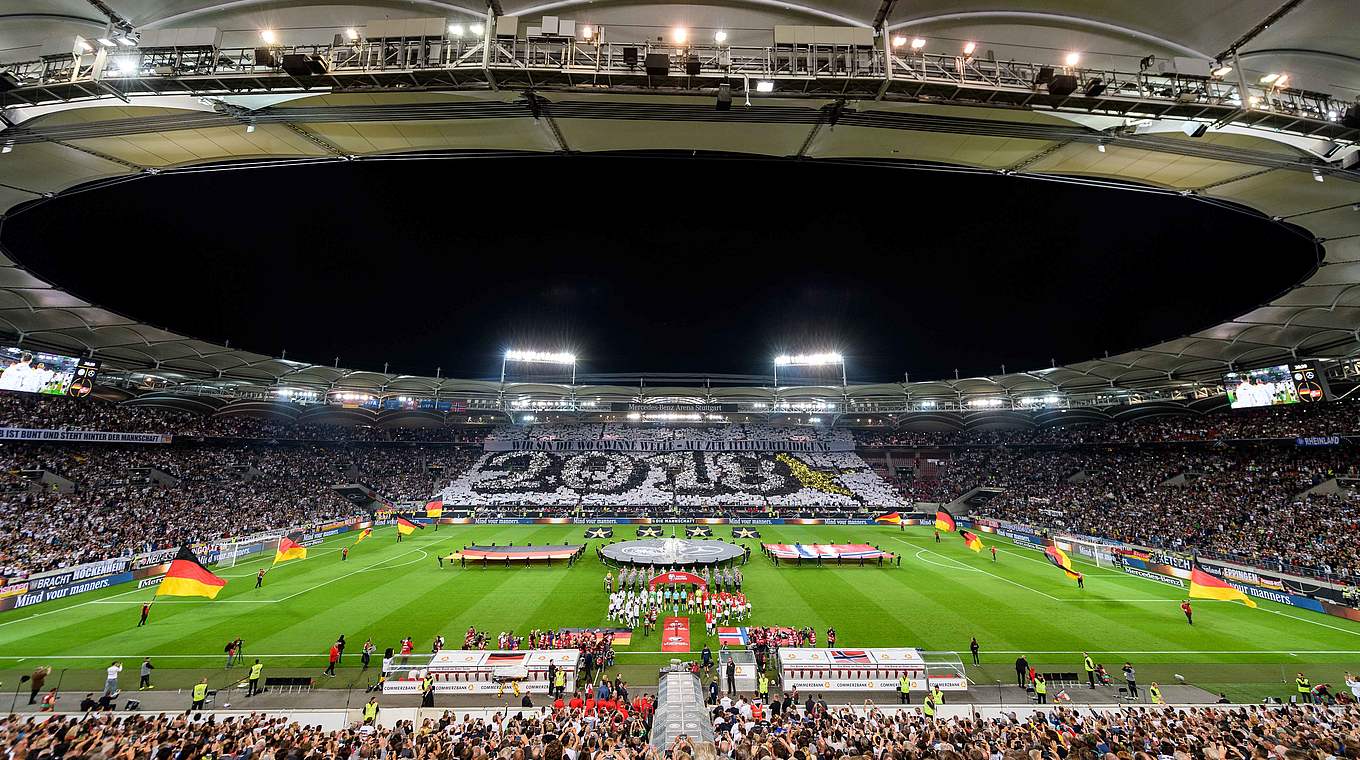 Ausverkauftes Stadion, eingeschaltete TV-Geräte: Fast neun Millionen sehen das deutsche 6:0 © 2017 Getty Images
