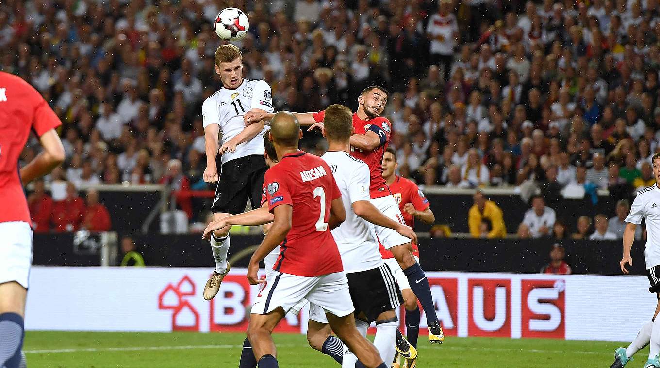 Das 4:0 gegen Norwegen: Werner (Nr. 11) erzielt per Kopf sein sechstes Länderspieltor © GES-Sportfoto