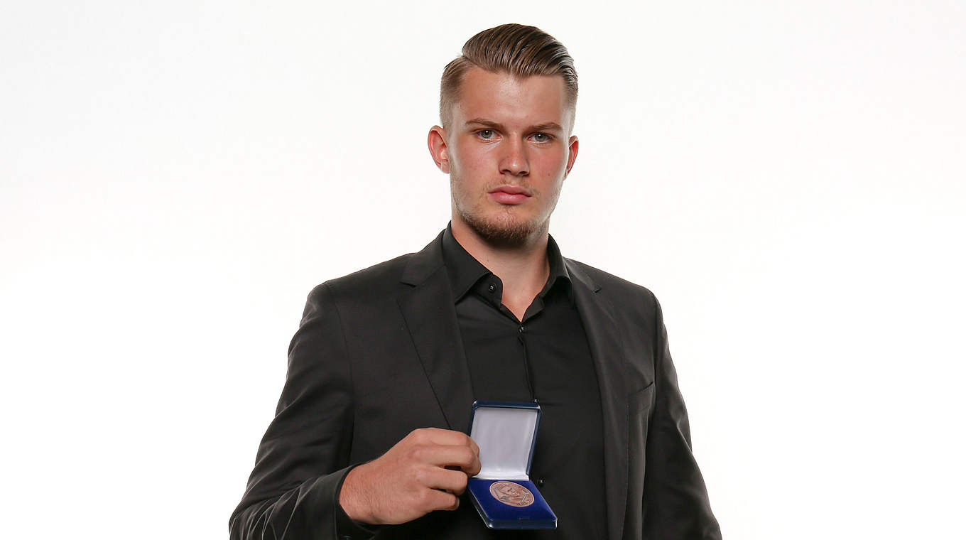 Lars Lukas Mai erhält die Fritz-Walter-Medaille in Bronze © Getty Images