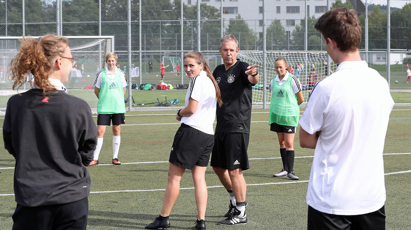 Gemeinsam mit seinem DFB-Trainerkollegen Michael Feichtenbeiner, der die U 16-Nationalmannschaft leitet, freute er sich auf den Austausch mit den Ehrenamtlichen © 2017 Getty Images