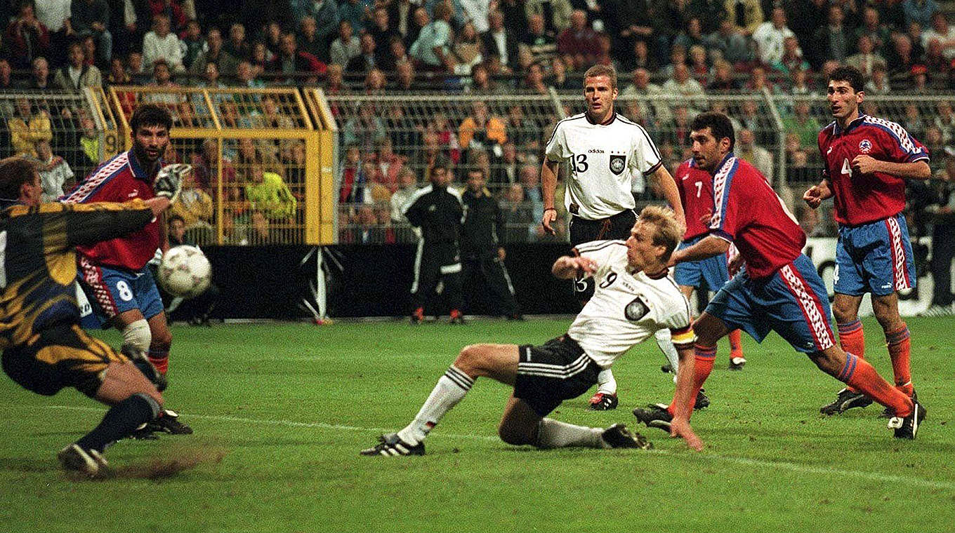 1997 dritter Spieler mit 100 Länderspielen: Klinsmann (Nr. 9) knipst gegen Armenien © Bongarts