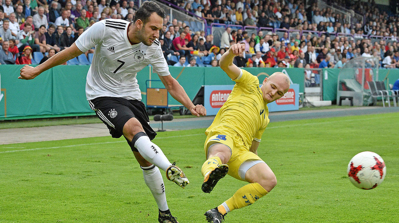 Intensive Zweikämpfe im Hinspiel: Öztunali (l.) und die U 21 besiegen Kosovo mit 1:0 © 2017 Getty Images