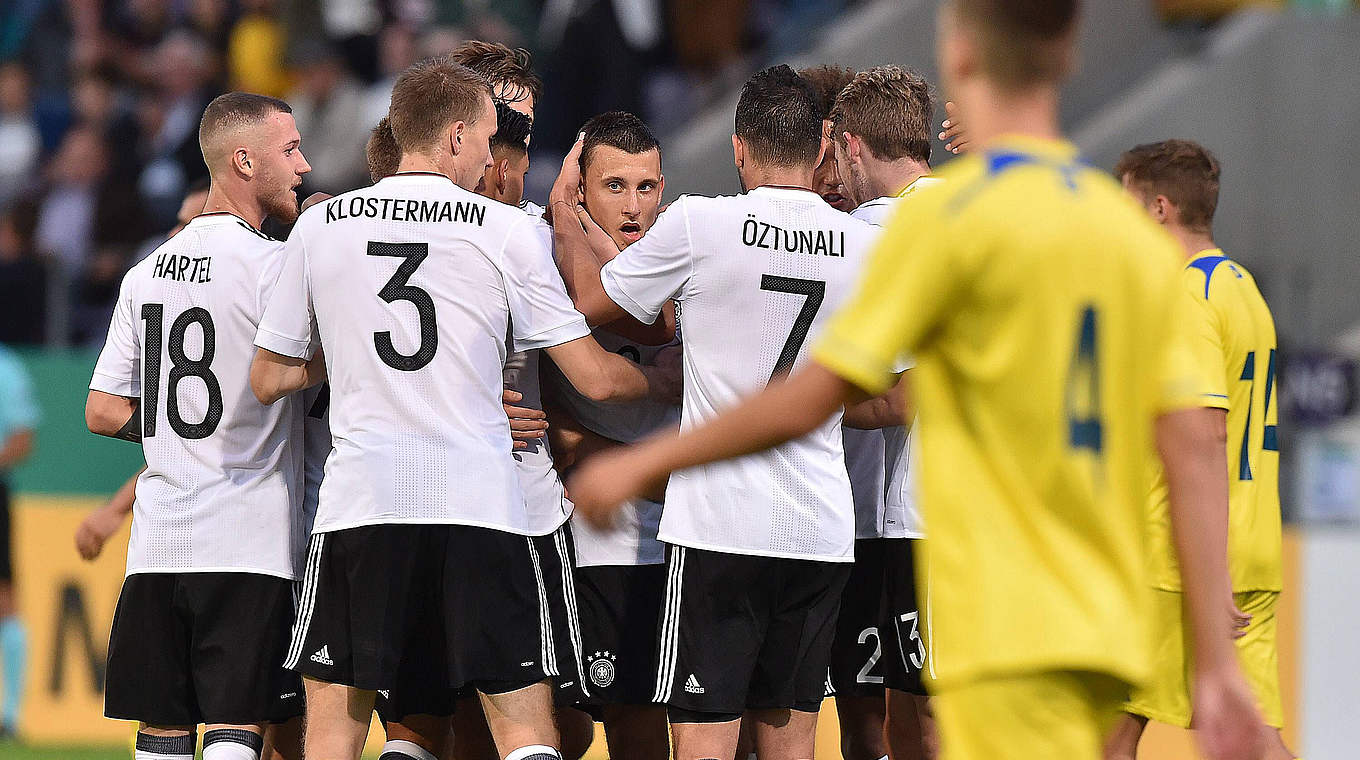 First U21 Goal: The team congratulates Maximilian Eggestein © imago/Revierfoto