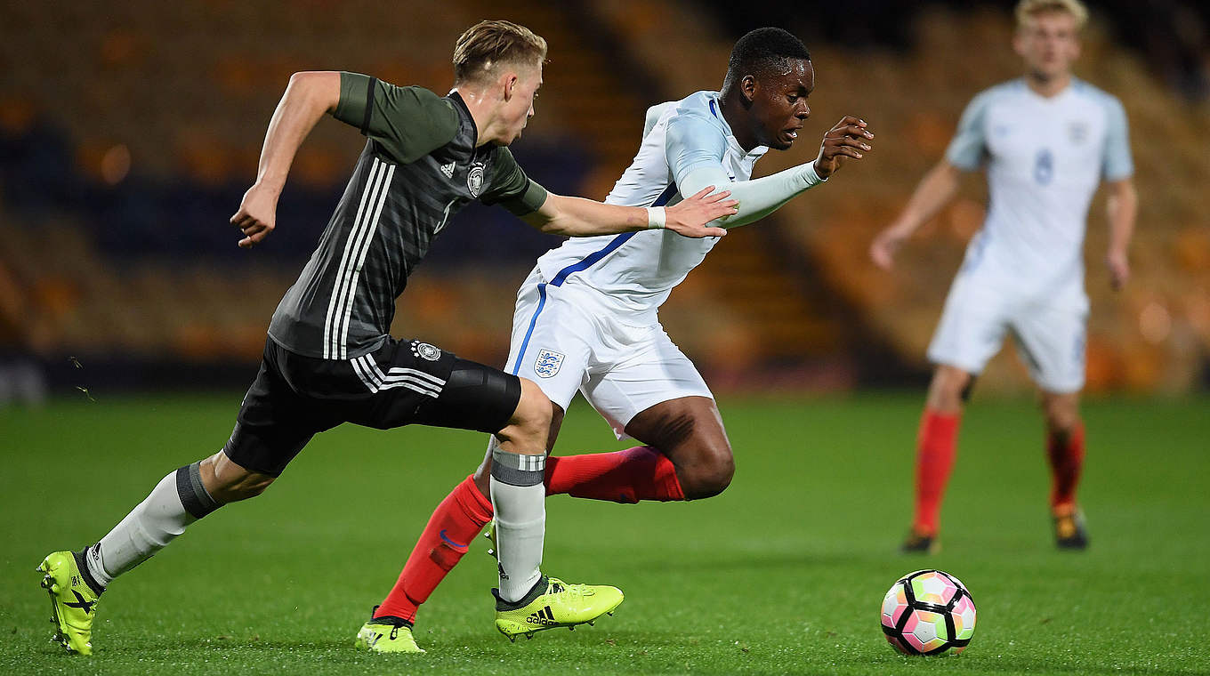 Laufduell: Gian-Luca Itter (v.) mit Englands Jonathan Leko © 2017 Getty Images