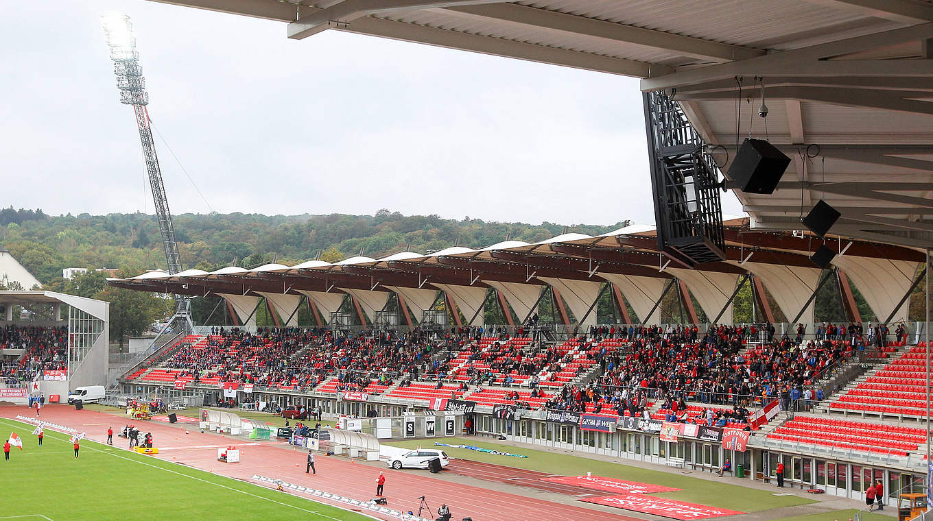 Bleibt aus Sicherheitsgründen gesperrt: die Westtribüne des Erfurter Stadions © imago/Bild13