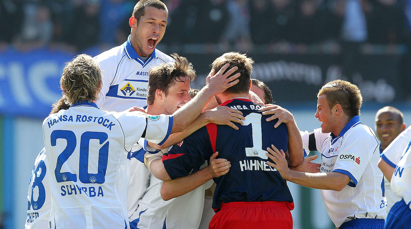 Zweitliga-Aufstieg mit Rostock 2011: Robert Müller inmitten der Jubeltraube © 2011 Getty Images