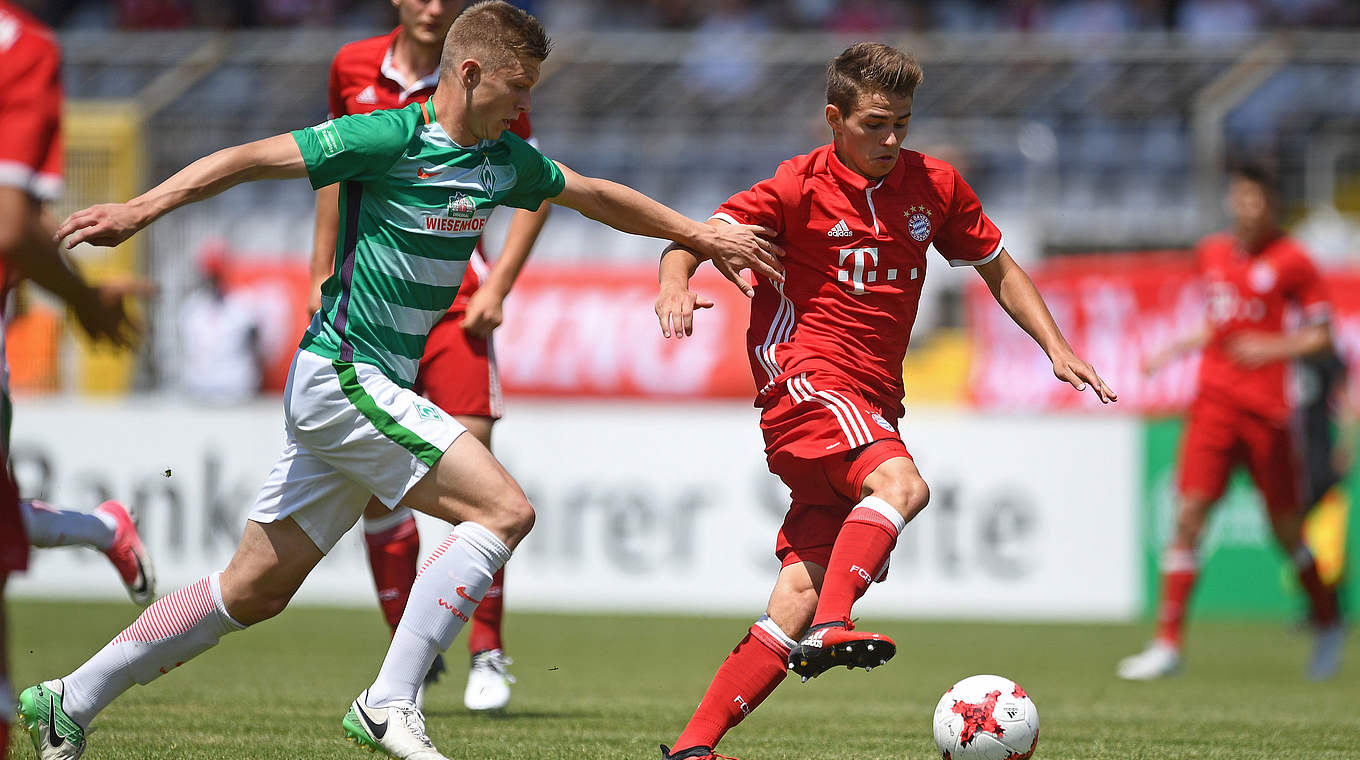 Kommt in dieser Saison schon auf drei Tore: Werders Stürmer Luc Ihorst (l.) © 2017 Getty Images