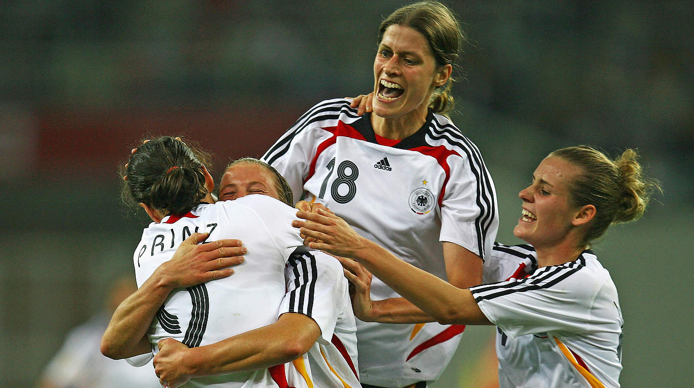 Ein 3:0 gegen Norwegen ebnet den Einzug in Laudehrs (r.) erstes WM-Finale © 2007 Getty Images
