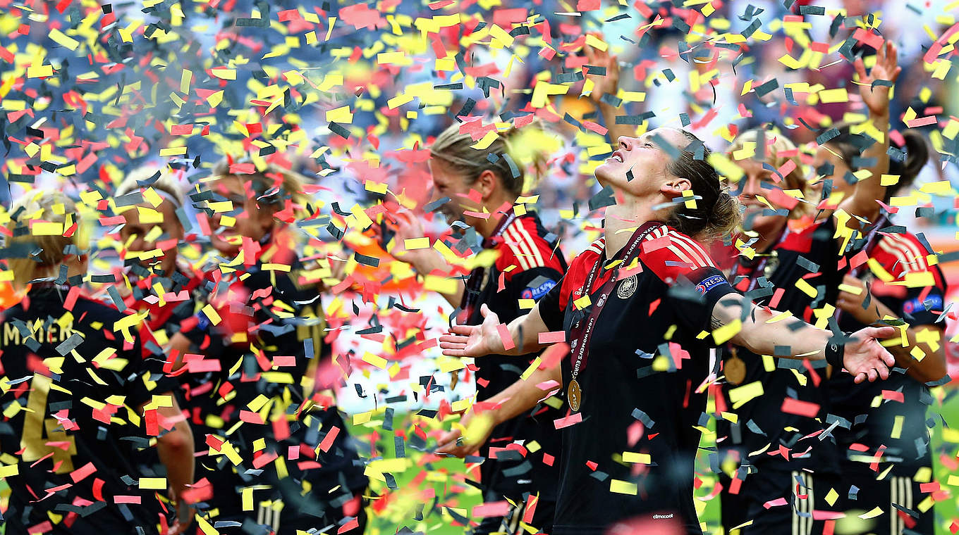 Das 1:0 im Endspiel gegen Norwegen stellt den zweiten EM-Titel für Laudehr sicher  © 2013 Getty Images