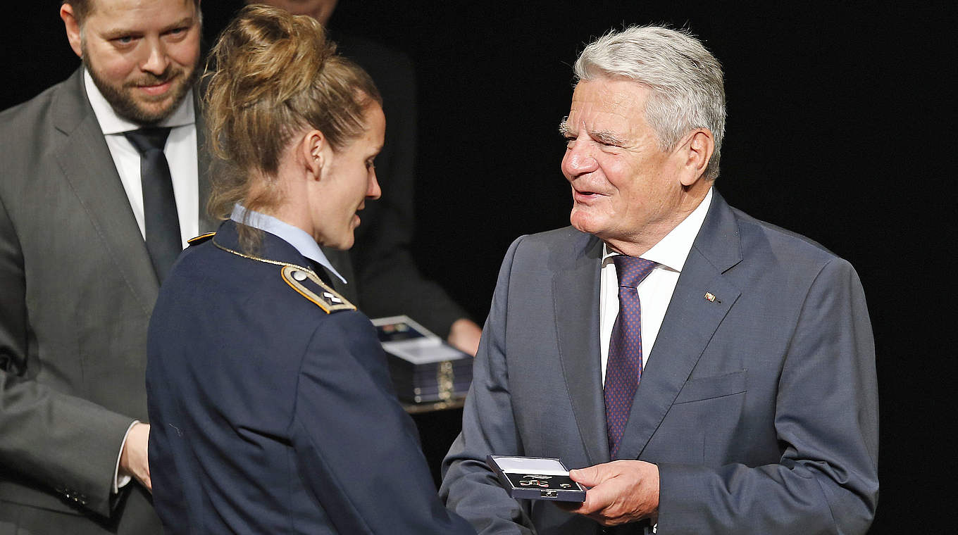Bei der Vergabe des Silbernen Lorbeerblattes durch Bundespräsident Joachim Gauck ist Laudehr aber wieder dabei - es ist bereits ihr zweites © 2016 Getty Images