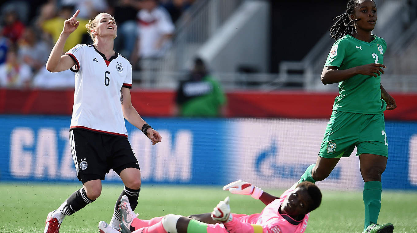 Mit zehn Toren gegen die Elfenbeinküste geht es in die WM 2015 in Kanada, auch Laudehr trägt sich in die Torschützenliste ein © 2015 Getty Images