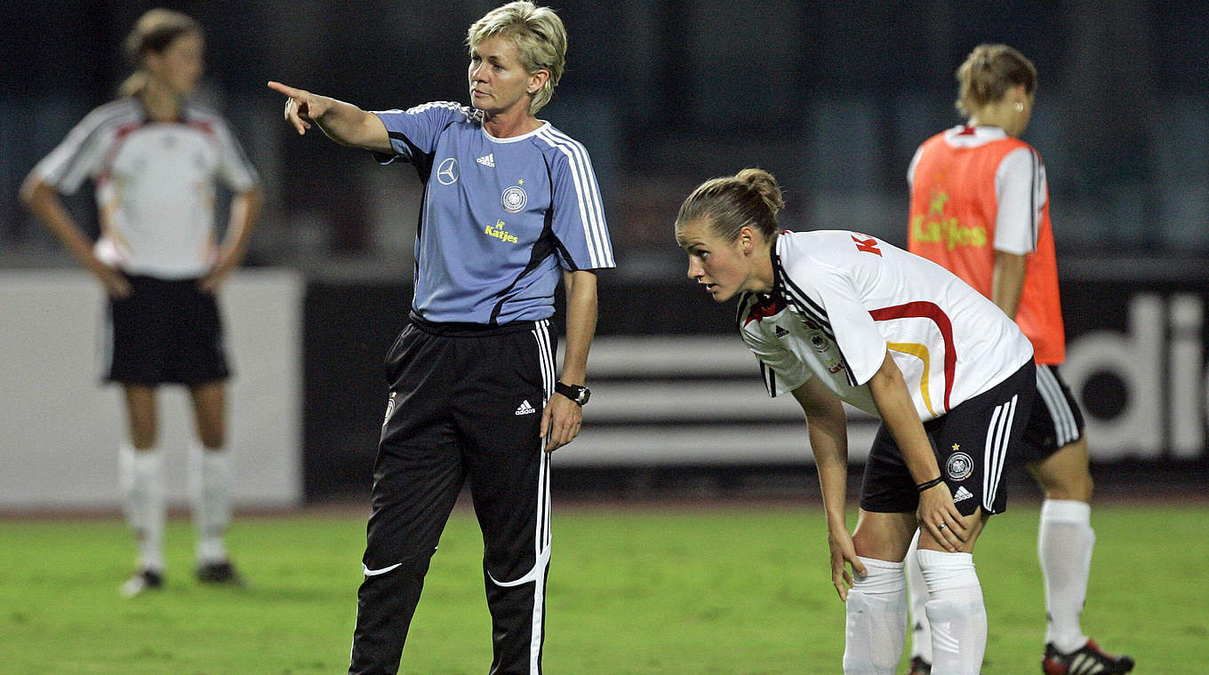 Ob im Training oder im Spiel: Bundestrainerin Silvia Neid kann sich immer auf Laudehr verlassen © 2007 AFP