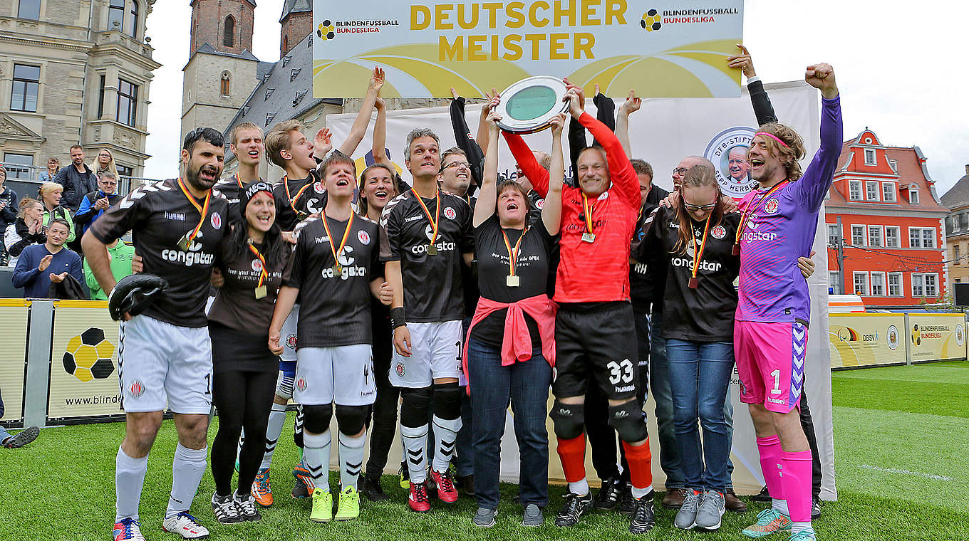 Jubel über die Titelpremiere: Die Mannschaft des FC St. Pauli © Carsten Kobow