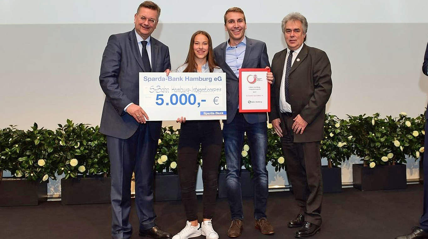 Glückwunsch an den SC Condor: Reinhard Grindel (l.) übergibt HFV-Integrationspreis © HFV